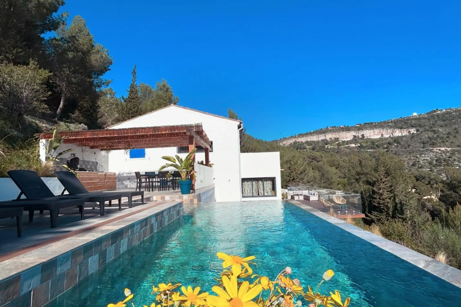 Eze - Appartement Dans Bas De Villa Avec Piscine Pres De Monaco Apartment